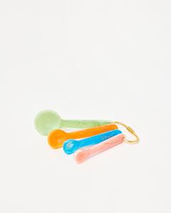 Cuchara de resina hecha a mano por artesanos expertos, con superficie lisa y pulida, para servir alimentos. - Product Image 3