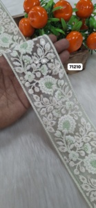 Fait sur mesure sur des lacets brodés en tissu de base en filet blanc de 2.5 pouces à motifs floraux conçus pour les vêtements et les costumes pour femmes. - Product Image 3