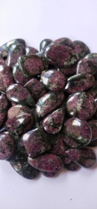 Eudialita Natural, Gema Suelta, Mezcla de Formas y Tamaños, Cabujón con Efecto de Luz para Joyería, por Alba Gems - Product Image 4