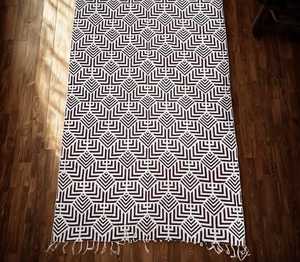 Alfombra Geométrica Tejida a Mano en Morado Oscuro y Blanco, Estilo Art Deco Moderno, Tejido Plano Chevron - Product Image 1