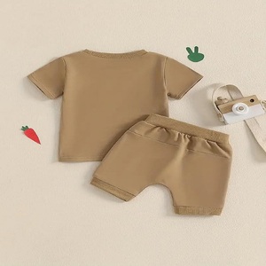 Conjuntos de ropa clásica ligera para niños pequeños Camiseta y pantalones cortos de color personalizado con diseño bordado - Product Image 2