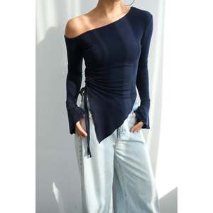 Blusa Azul Marino con Hombros Descubiertos - Product Image 2