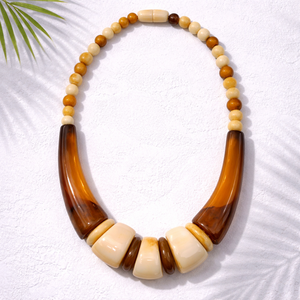 Collar de Cuentas Gruesas de Resina Hecho a Mano con Diseño de Duna Ámbar - Product Image 2
