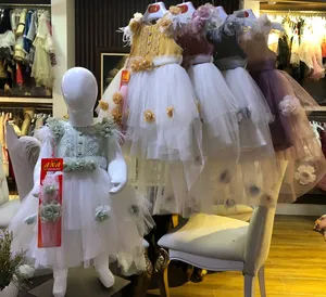 Vestido de festa com faixa de cabelo, design paquistanês com vestidos de festa para meninas