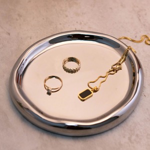 Exhibidor de Joyería Moderno, Portátil y Ligero de Acero Inoxidable Plateado Metálico, Plato Irregular para Anillos y Soporte para Collares - Product Image 3