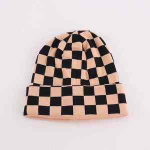 Bonnet d'hiver sportif personnalisé conçu pour les utilisateurs actifs, offrant chaleur, respirabilité et ajustement flexible pour les activités de plein air - Product Image 3