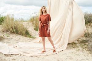 Vente en gros de robes en coton et lin pour femmes à manches courtes, couleur unie, bouton, col rond, longueur midi d'été, robe courte décontractée simple - Product Image 4