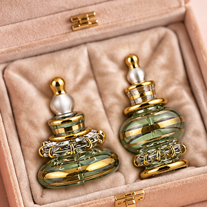 Mini Botellas de Perfume de Vidrio Verde Soplado a Mano de Lujo con Detalles en Oro de 24K, Frascos de Perfume Decorativos Vintage para Regalos y Coleccionistas - Product Image 4