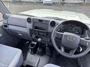 Toyota Land Cruiser 79 d'occasion 2022, cabine simple, pick-up, conduite à gauche, intérieur sombre, turbo, pneus R21, automatique, super propre - Product Image 2