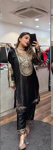 Último diseñador Ropa étnica tradicional Ropa de fiesta Terciopelo viscosa pesado con bordado de cordones de secuencia pesada Top y pantalón de trabajo - Product Image 3