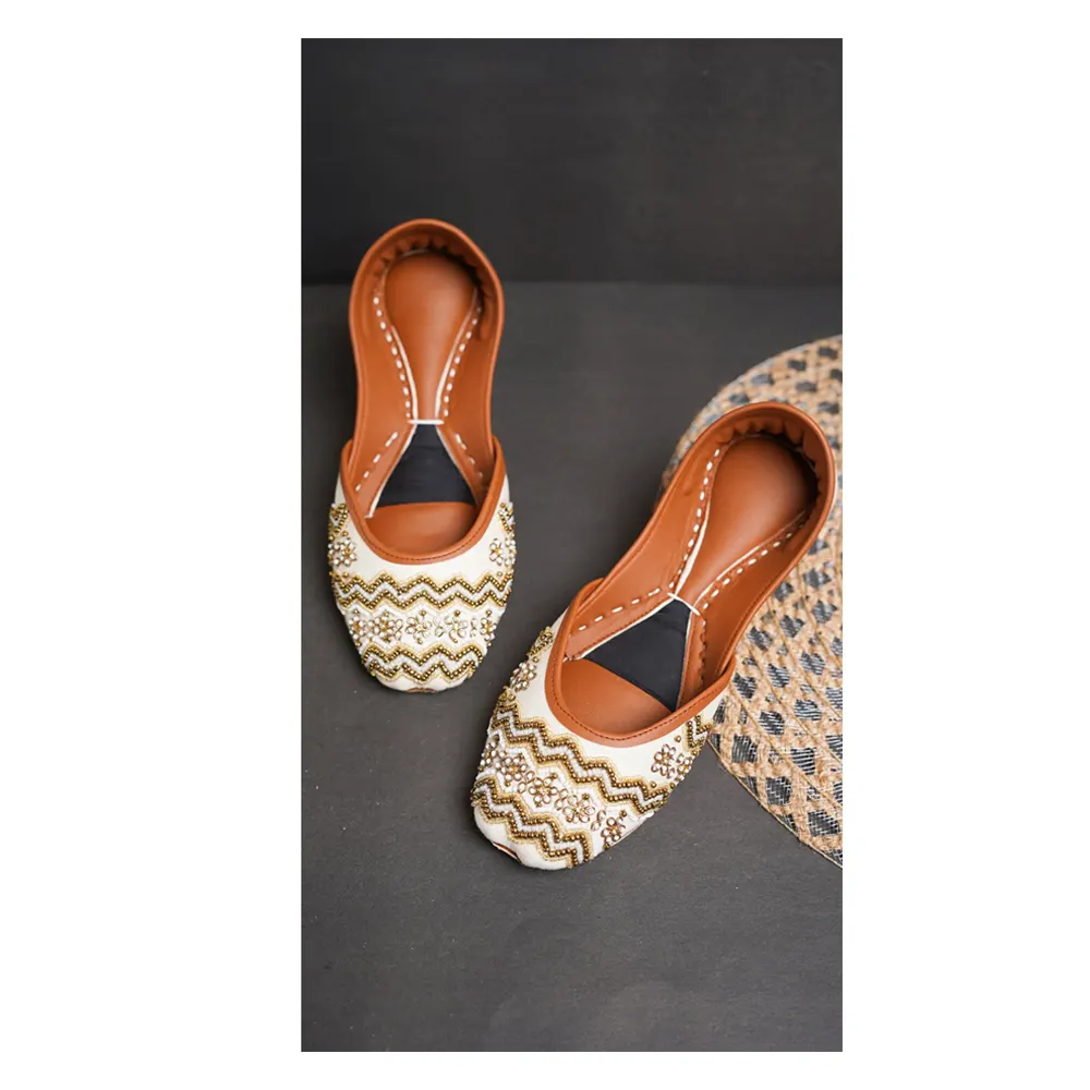 En çok satan şık kadın ayakkabısı Khussa toptan tasarımcı çok renkli geleneksel kadınlar özelleştirilmiş nakış resmi Khussa