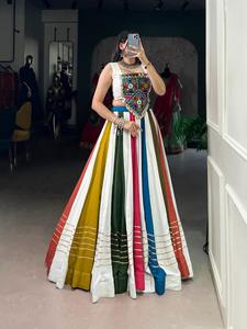 Colección Premium Nueva variedad Evergreen Color Navratri Special Pure Rayon Mirror Gamthi Work Lehenga Choli - Product Image 5