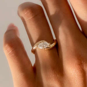 Anillo de Compromiso Solitario con Corte Marquesa de 2 Quilates, Moissanita VVS1 Personalizable, Plata de Ley 925, Engaste Bypass, Banda de Boda Trenzada - Product Image 2