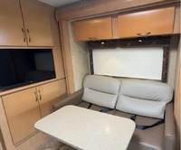 Fournisseur de caravane de camping de classe B+ d'occasion Thor Siesta Sprinter 24SA 2015 à vendre