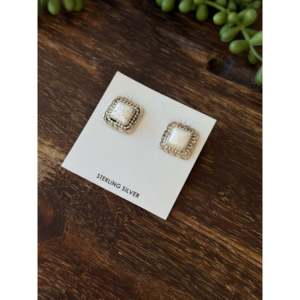 Pendientes de botón de plata esterlina y bálfalo blanco hechos por Navajo con engaste geométrico y diseño incrustado - Product Image 3