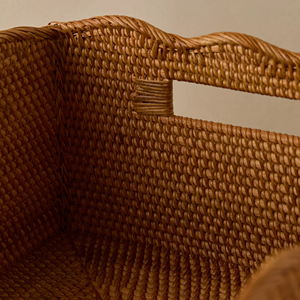 Panier festonné en rotin fait main unique avec poignées Texture naturelle Rangement élégant et accent de style maison - Product Image 6