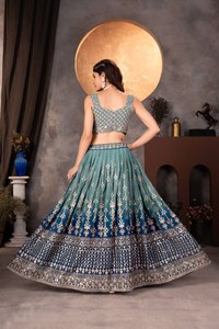 Este exquisito lehenga choli de tela georgette con motivos delicadamente cosidos a mano, patrones de micro lentejuelas, ideal para novias. - Product Image 2