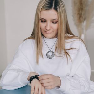 Bracelet en shungite avec 16 perles plates polies de 0,67*0,39*0,2 po (17*10*5 mm) avec perles noires sur élastique, taille 16-17 - Product Image 6