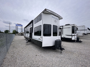 2025 2024 2026 F-o-r-e-s-t R-i-v-e-r Salem V-i-l-l-a G-r-a-n-d 44VIEW Rvs Camper Motorhomes Travel Trailer - Product Image 4