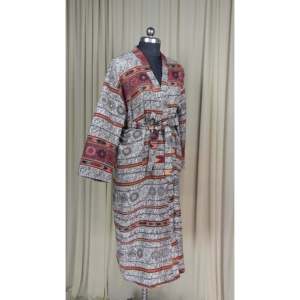 Cárdigan Cálido y Acogedor con Rayas Blancas para Mujer, Mezcla de Lana de Yak, Estilo Kimono con Bolsillos, Diseño Original para el Invierno - Product Image 5