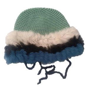 Venta al por mayor de fábrica: Gorro de cubo de estilo coreano de ganchillo con orejeras de felpa y pañuelo para la cabeza, gorro cálido para mujer para viajes al aire libre - Product Image 5