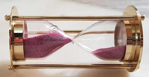 Sablier artisanal antique, sablier vintage en forme de bateau, cadeau de collection, sablier en laiton avec sable rose, décoration pour la maison et le bureau - Product Image 4