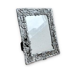 Les cadres en aluminium de haute qualité offrent un look moderne intemporel avec une résistance à la corrosion et un attrait d'affichage professionnel. - Product Image 1