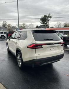 Toyota Highlander SUV 2024 avec intérieur en cuir foncé, options essence et électrique 4L et 8L, boîte de vitesses manuelle et automatique, jantes R17 et R20 - Product Image 2