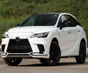 Offre exceptionnelle : Lexus RX 500h F Sport Performance d'occasion 2023 - PRÊT À EXPÉDIER - Product Image 1