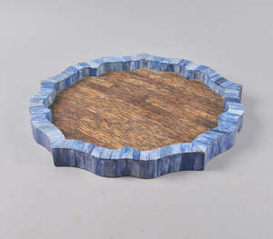 Bandeja Redonda de Lujo Hecha a Mano con un Vibrante Borde Festoneado de Incrustaciones de Hueso Azul y una Base de Madera con Textura Natural Premium - Product Image 4