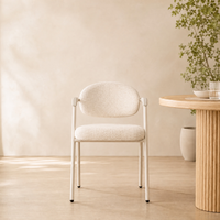 Fauteuil de salle à manger moderne et élégant de style nordique, avec dossier ouvert, revêtement en tissu doux et structure métallique