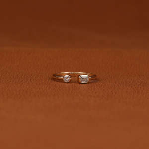 Bague de fiançailles solitaire de luxe classique en or 14 carats avec diamant de laboratoire taille émeraude et taille rond, sertie clos - Product Image 1