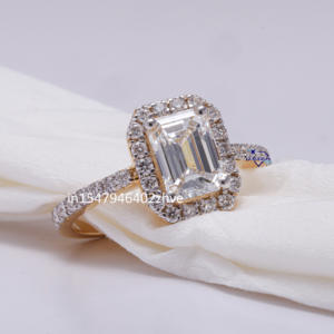 Meilleure vente Bague solitaire en diamant Moissanite en or jaune 14 carats taille émeraude avec diamants certifiés GRA et clarté VVS - Product Image 4