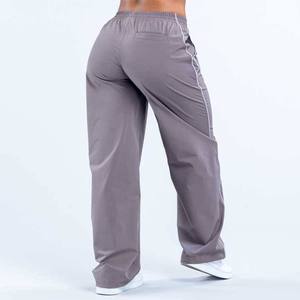 Pantalons de survêtement larges pour femmes avec logo personnalisé 2025, bordures contrastées, nylon tissé léger, séchage rapide, pantalons de sport d'entraînement - Product Image 1