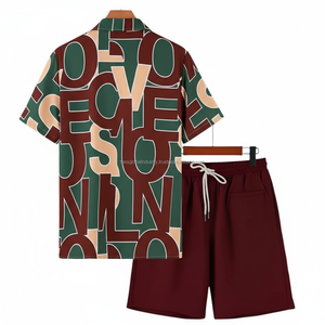 ชุดเซ็ตเสื้อผ้าผู้ชายพิมพ์ลายตามสั่ง OEM - ลายตัวอักษรแบบนามธรรมสีเขียวและสีแดงเลือดหมู ชุดฤดูร้อน 2 ชิ้น - Product Image 3