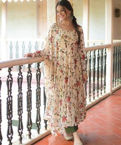 Vestido largo de diseñador nuevo con estilo largo Precio más bajo Mercado Surat Gujarat Ropa étnica Fabricación Mercado textil Ropa - Product Image 4