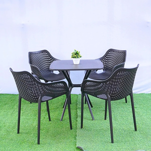 Ensemble chaise en plastique noir TM06 et table en plastique MN04 - Une façon simple de garantir une durabilité moderne - Product Image 1