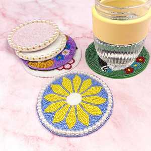 Juego de posavasos de té con cuentas hechas a mano de seis vajilla decorativa ovalada y redonda con diseños florales y de dibujos animados para la decoración del hogar - Product Image 1