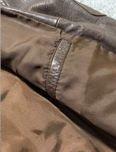 Chaqueta bomber de cuero marrón con cierre frontal de cremallera, puños elásticos y dos bolsillos frontales, estilo Lamb, a la moda e impermeable. - Product Image 5