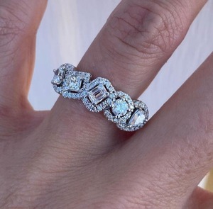 Anillo de compromiso de plata con cinco diamantes cultivados en laboratorio, halo multiforma, banda de boda, 1.65 quilates totales, anillo de compromiso con diamantes cultivados en laboratorio en racimo, para novias. - Product Image 2