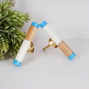 Bouton moderne en résine et bois en forme de T pour commodes, tiroirs, portes et armoires, poignée de meuble en matériaux mixtes faite à la main - Product Image 5