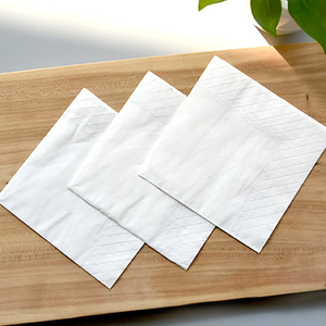 Serviettes en tissu doux jetables blanches à 1 et 2 plis dans un style de sac pour les événements de restauration à domicile - Product Image 1