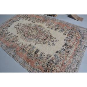 พรมตุรกีโบราณสีเบจสีส้มคลาสสิคขนาด5.6x8.8ฟุตงานปะทำด้วยมืองานปะขนสัตว์ด้านหลังของห้องนั่งเล่นสไตล์ทาบริซ - Product Image 4