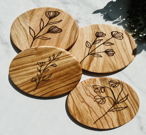 Posavasos de madera con bordes vieiras con intrincados diseños florales pintados a mano de estilo Mandala sobre la Veta de madera natural - Product Image 4