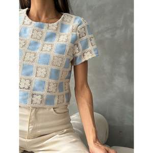 Blusa de Mujer Topshow de Manga Corta con Patrón a Cuadros y Crochet, Color Azul Crudo, Venta al Por Mayor - Product Image 2