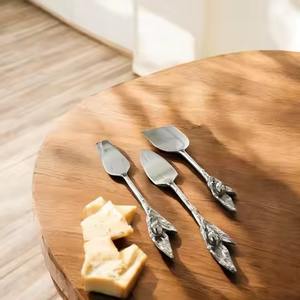 Ensemble de couteaux à fromage en acier inoxydable avec manche en laiton couleur or et argent - Product Image 6