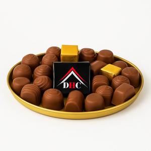 Bandeja de metal decorativa de nuevo diseño para presentar dulces y chocolates durante celebraciones, reuniones o momentos festivos - Product Image 1