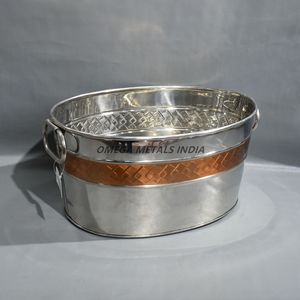 Grand seau à glace d'inspiration vintage pour bars Refroidisseur à vin rustique et durable en acier inoxydable avec ample rangement et poignées uniques - Product Image 5