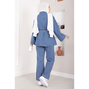 Conjunto coordinado de chaqueta y pantalones de mezclilla azul claro para mujer con detalle de cinturón - Product Image 5