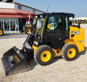Chargeuse sur pneus JCB 270, capacité 2 tonnes, cabine jaune et noire avec godet - Product Image 5